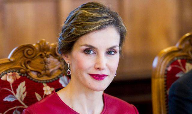 原创她插足老师婚姻成功上位32岁二婚嫁入王室却跟婆婆撕破了脸