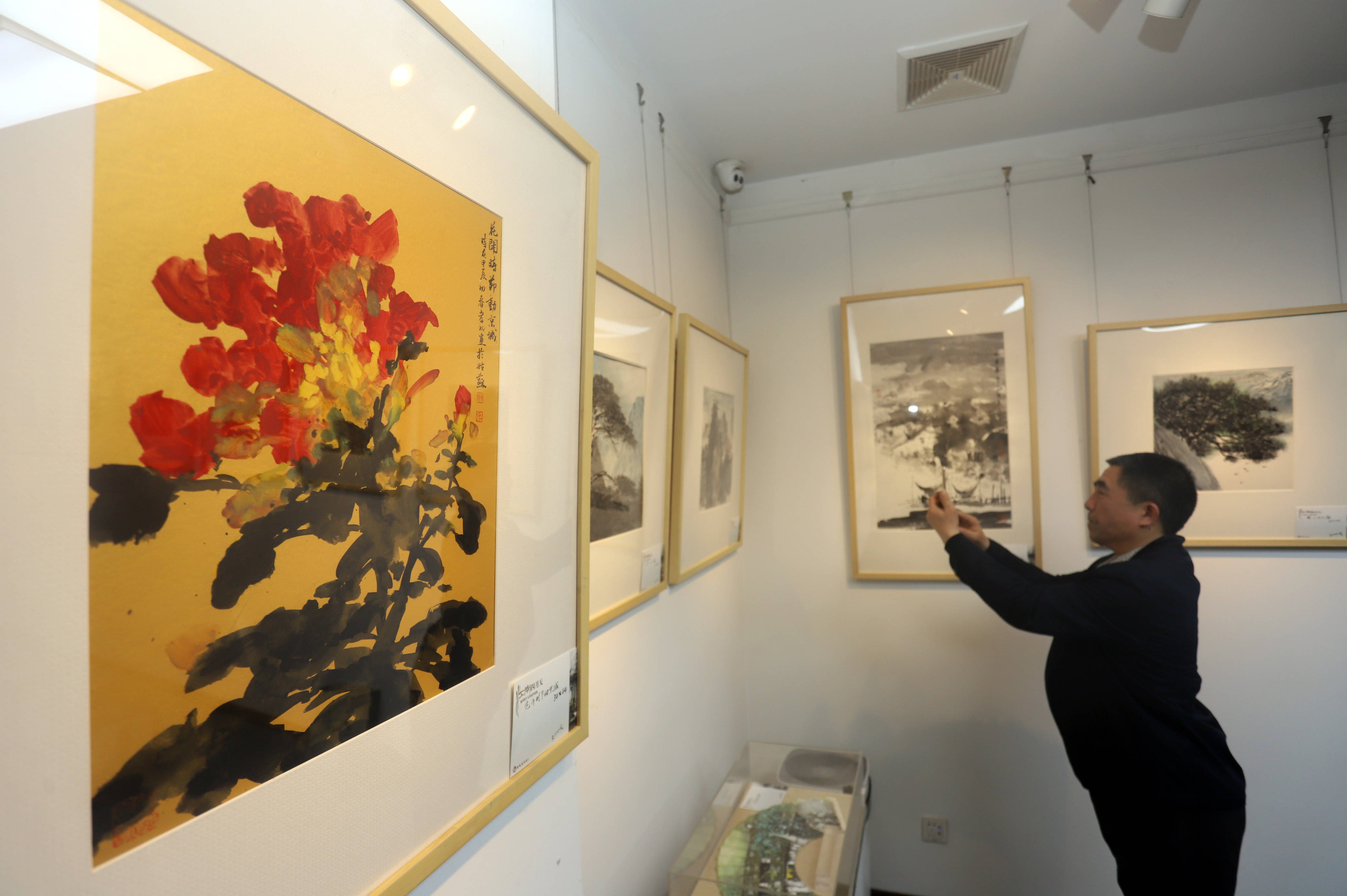 苏州江南四月天陈孝初个人作品沙龙展在彬龙美术馆开展