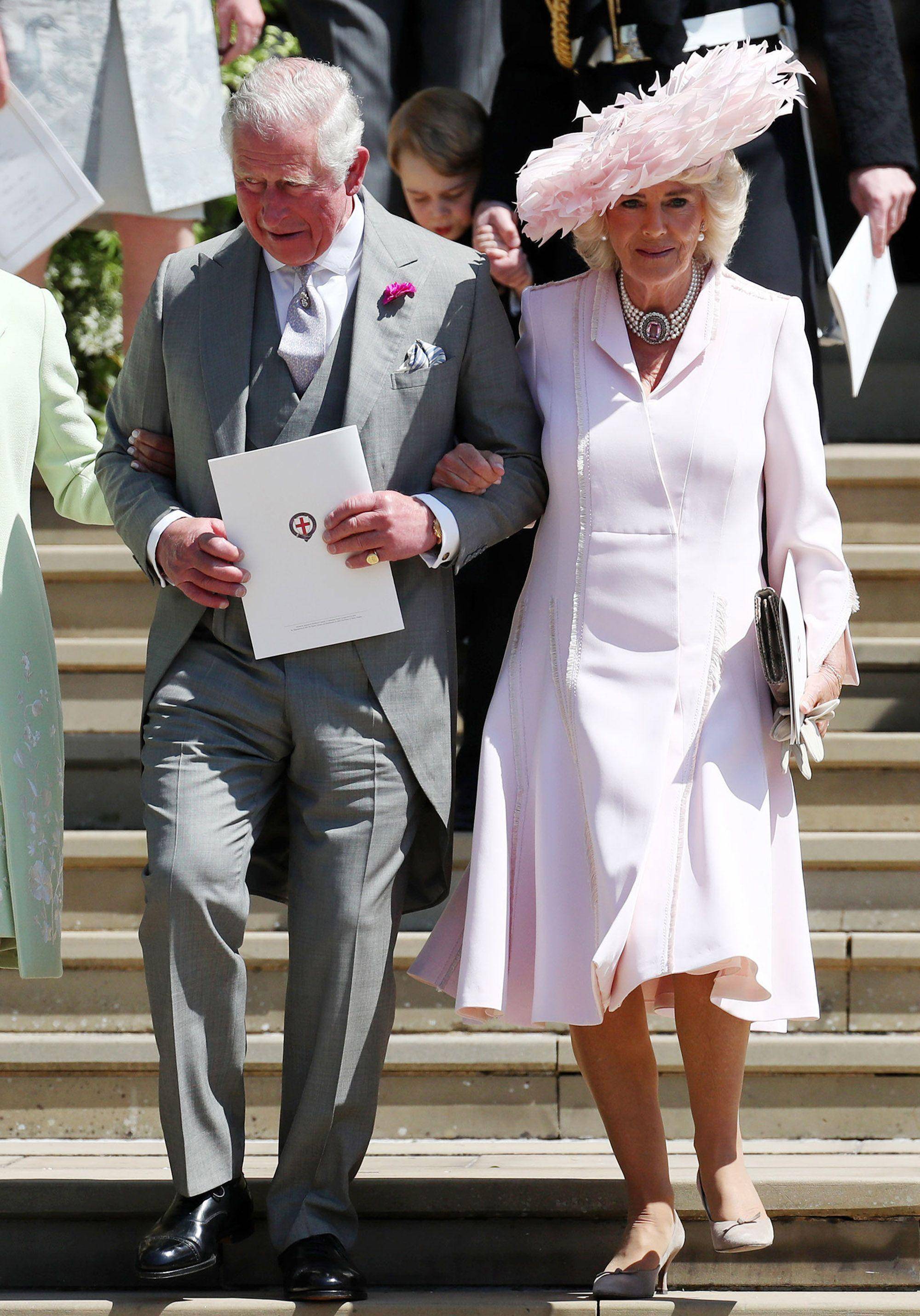 原创不爱江山爱美人英国灵媒查尔斯为卡米拉将不会当太久国王