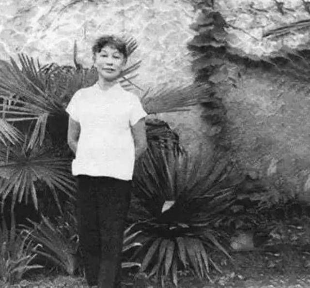 原创谢婉莹从名媛到养猪扫厕所她无一句抱怨依旧优雅一生