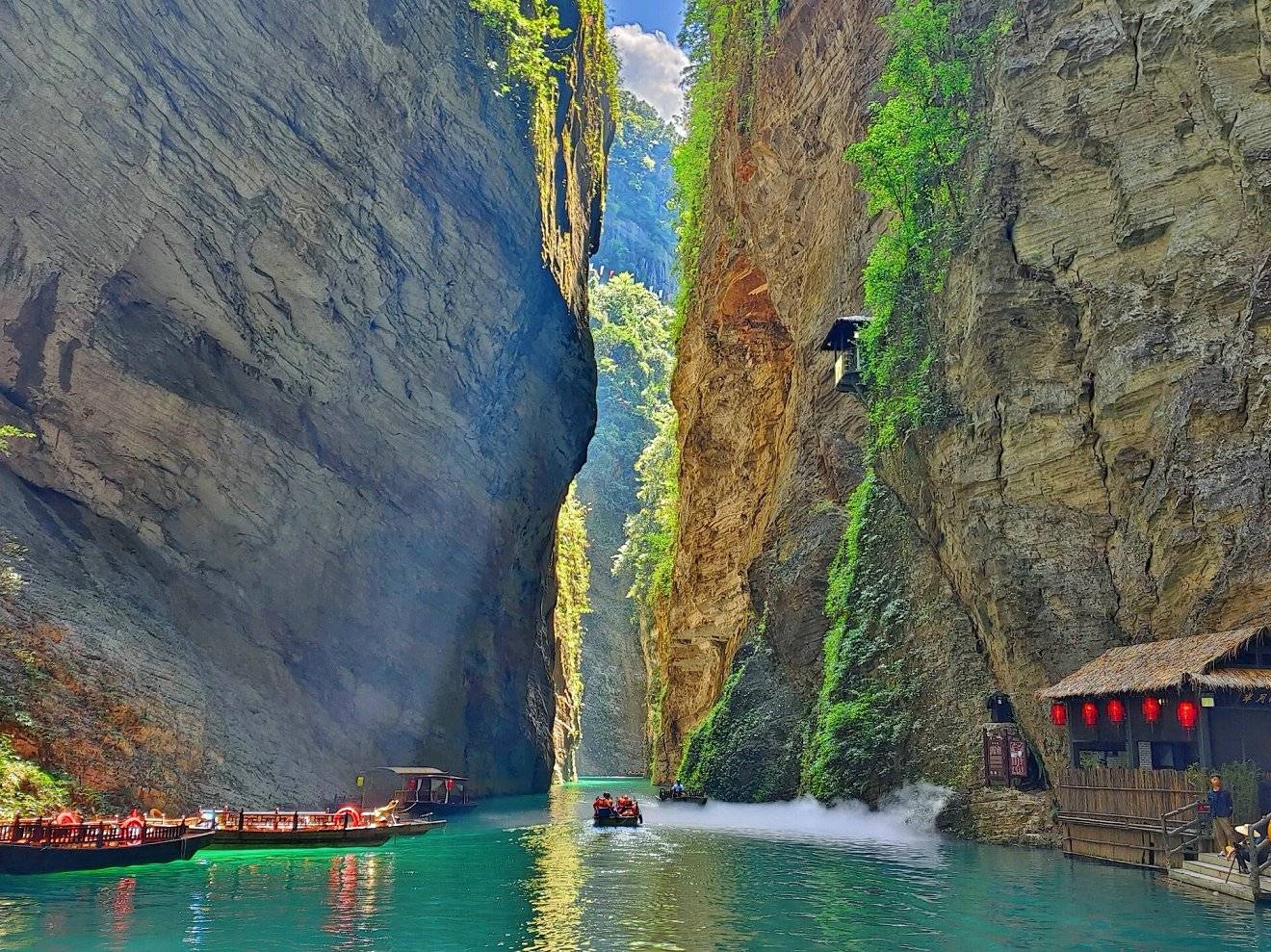 体验土家族的文化风情;最后,探访腾龙洞风景第二段:恩施旅游线路介绍