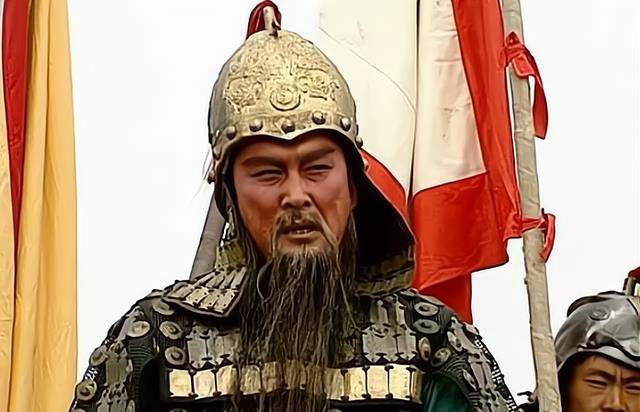 没有赤兔马时,关羽就已经在汜水关秒了让诸侯瑟瑟发抖的猛人华雄.