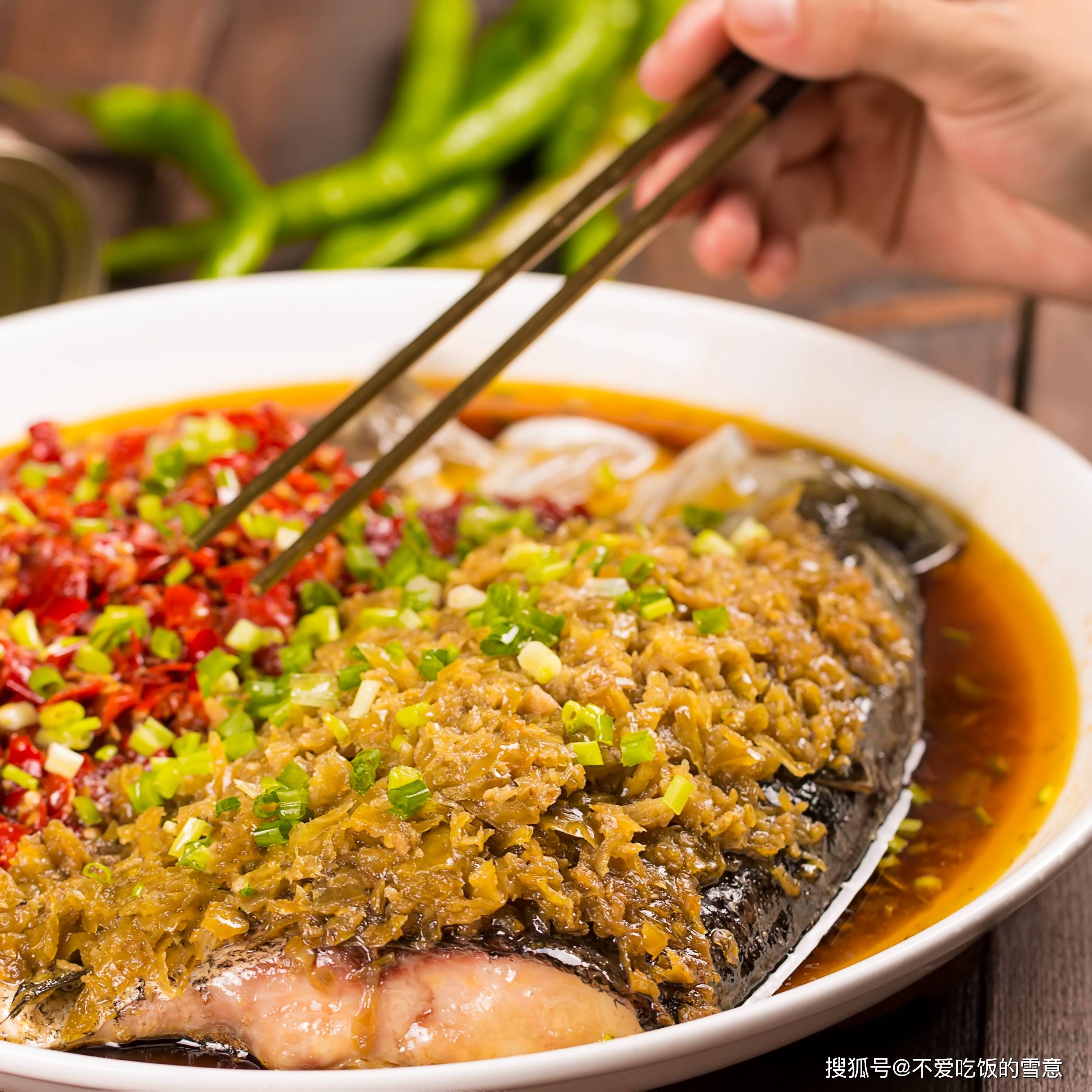 《剁椒鱼头:湘菜中的一抹火红风情》_菜肴_人们_湖南