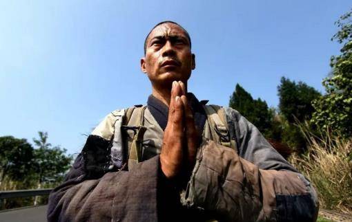 "三步一拜"走遍佛教四大名山,耗时20个月,登顶后只说了11个字_释正弘