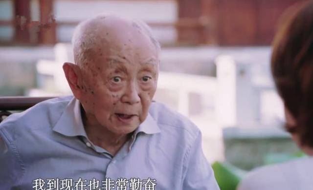 老顽童黄永玉:活着就想办追悼会,60岁买跑车兜风,96岁