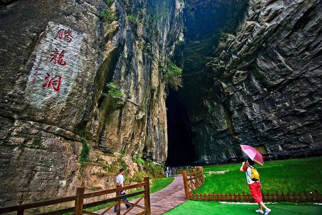 一般来说,恩施的旅游景点门票价格较为合理,而住宿和餐饮消费则因人而