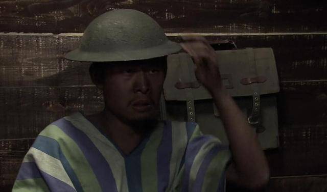 而在团剧当中,除了龙文章经常顶着的德式盔之外,还有大量的英式头盔