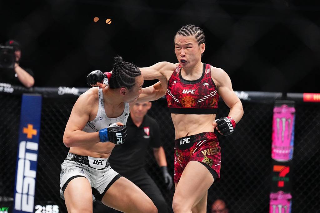 组图:UFC上演中国德比战 张伟丽击败闫晓楠卫冕-搜狐大视野-搜狐新闻