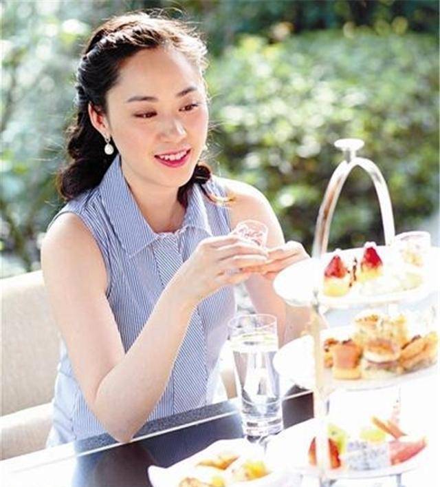 美女富豪吴艳辞职陪男友创业自己却成董事长回报母校捐一亿