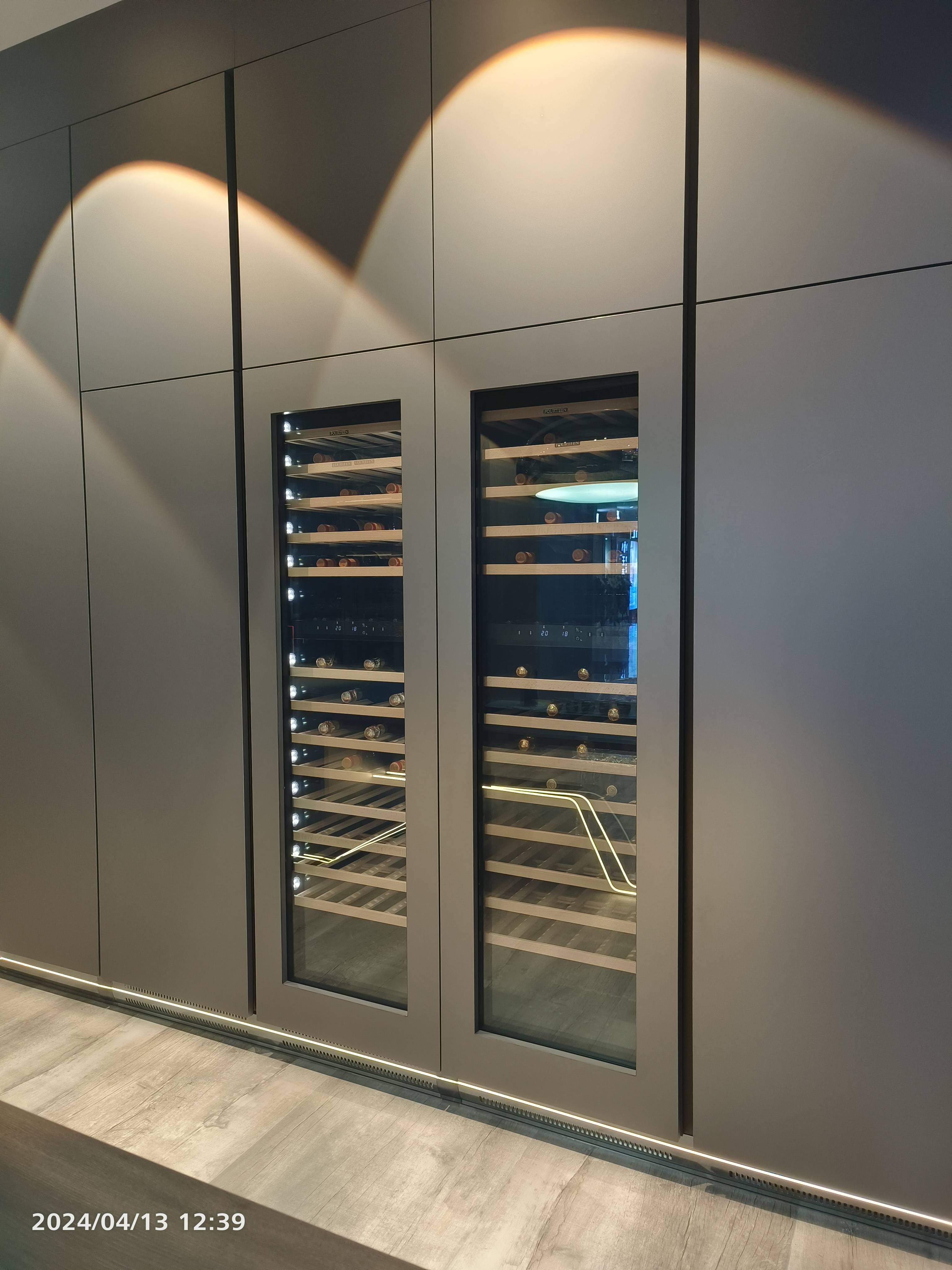 完美呈现全新富艇touchopen系列酒柜106sb亮相vifa威法高端定制展厅