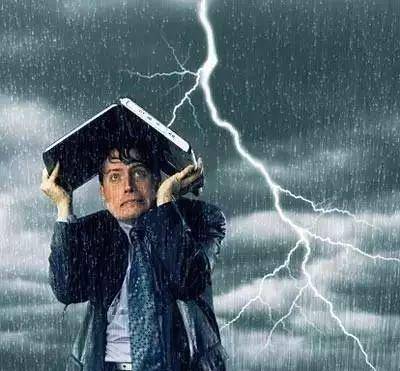 被雷追杀的男人10年被雷劈中3次致全身瘫痪死后墓碑也遭雷劈