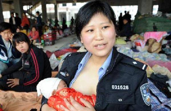 汶川地震中女民警抛下自己6月大孩子到抗震一线哺乳受灾婴儿