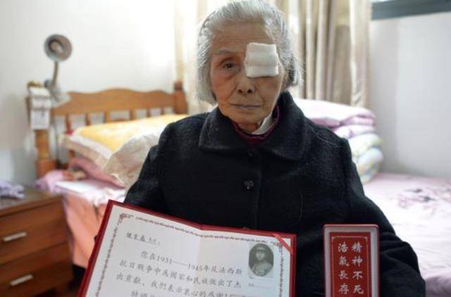 战火纷飞中的爱情:丈夫新婚2年上战场,妻子苦等77年,结局催泪_淑英_钟