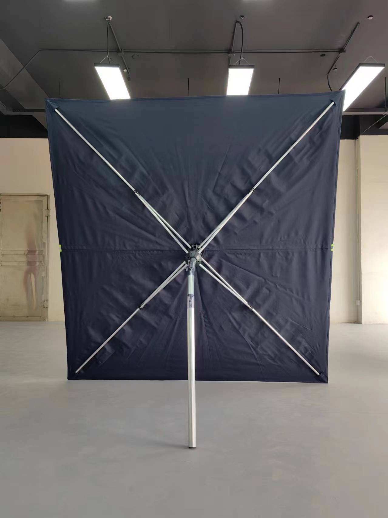 携带便捷,安全有保障:警用二折伞状围挡特点介绍