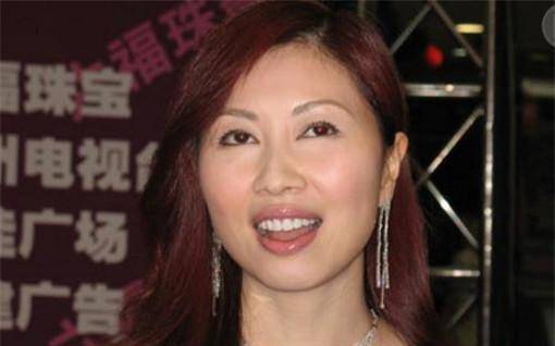 她投资了"六福珠宝",并且亲自打理,公司目前在香港的分店就多达19家