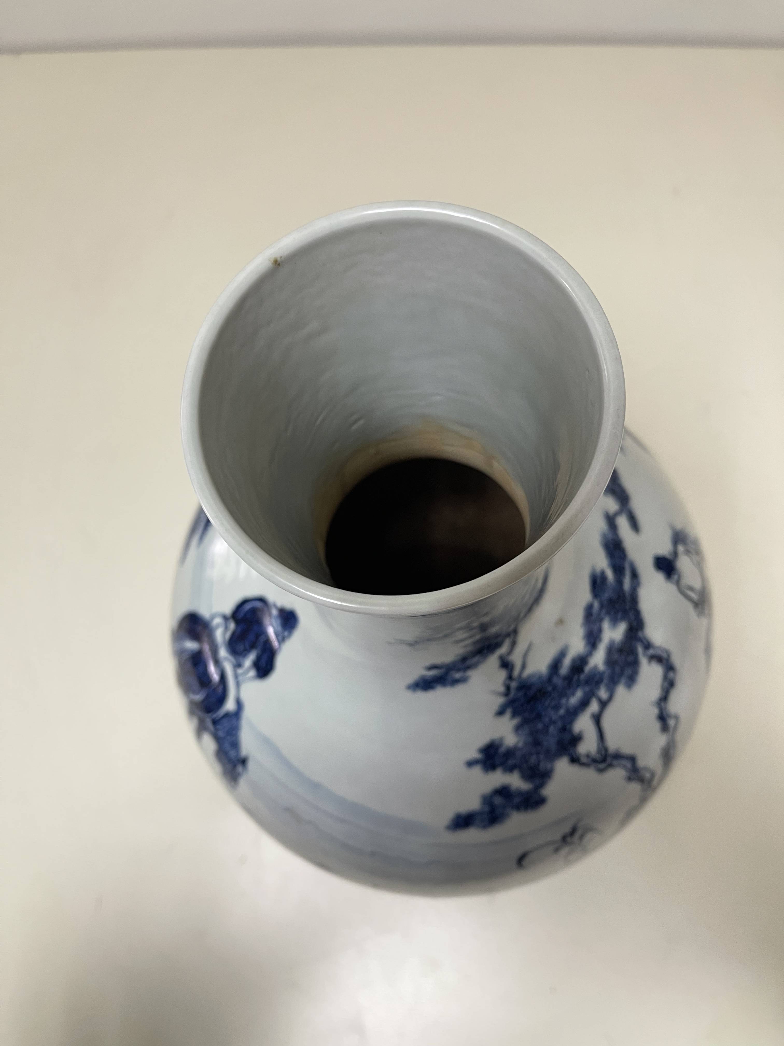 釉精细,青色浓艳,造型多样和纹饰优美而负盛名,与宣德青花瓷一道被称