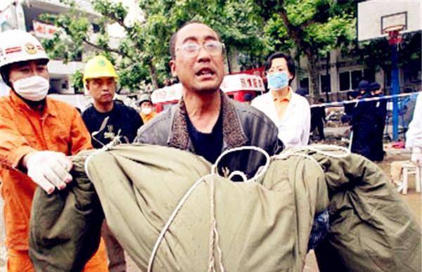 文章提到了2008年的汶川地震,这场自然灾害让无数家庭破裂,生命被无情