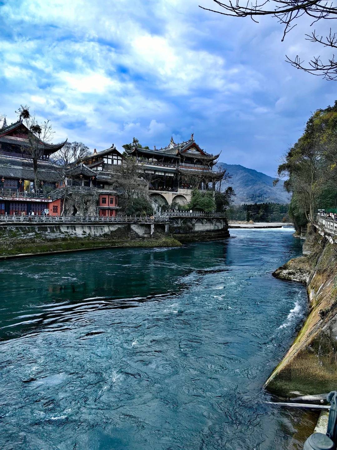 都江堰是古代水利工程的杰作,至今仍在为成都平原的农业生产和城市