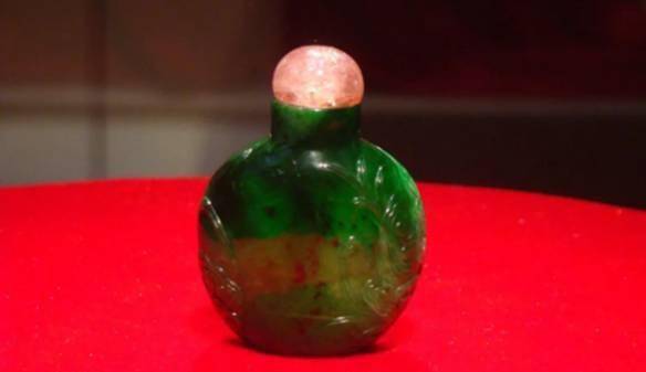 原创山东老汉挖出翡翠鼻烟壶值6000万差点被换成拖拉机