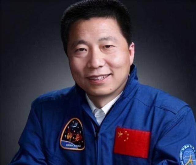 他通过了航天工程航天员选评委员会评定,具备独立执行航天飞行的能
