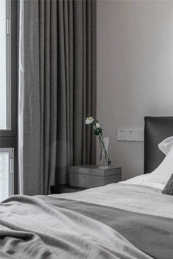 05 次卧次卧延续了整个住宅的黑白灰现代风格,以淡灰色为主色调,营造