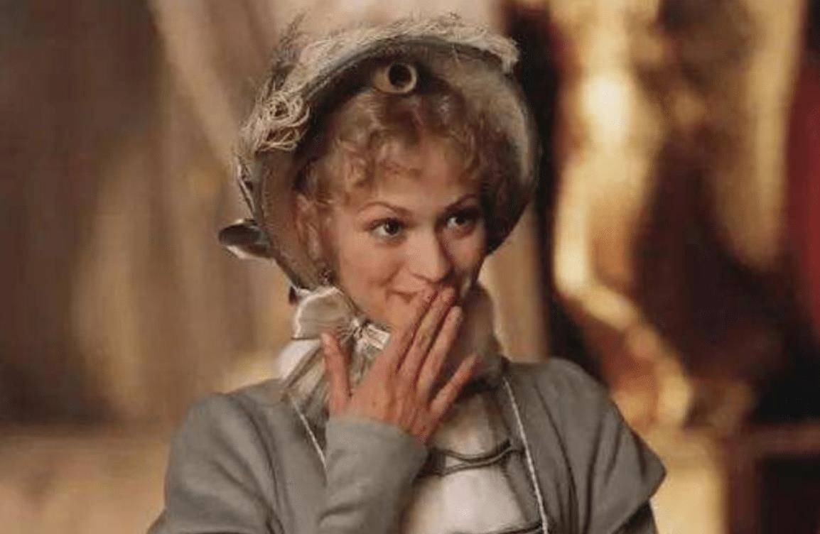 原本伊丽莎白是要与年龄相仿的储君联姻,但却因为国王的意愿而改变了