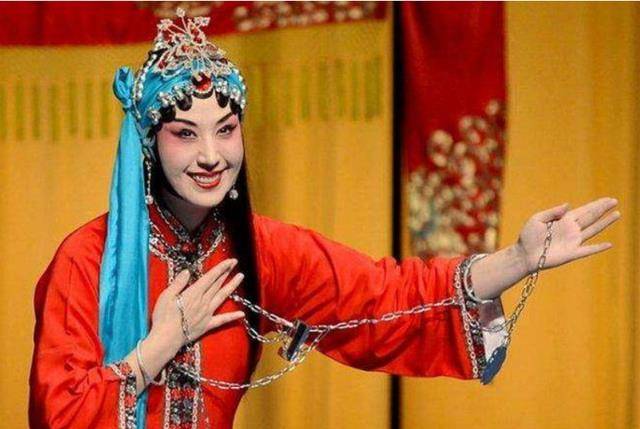 李成儒前妻:国家一级京剧演员,比丈夫小18岁,今离婚13年仍单身