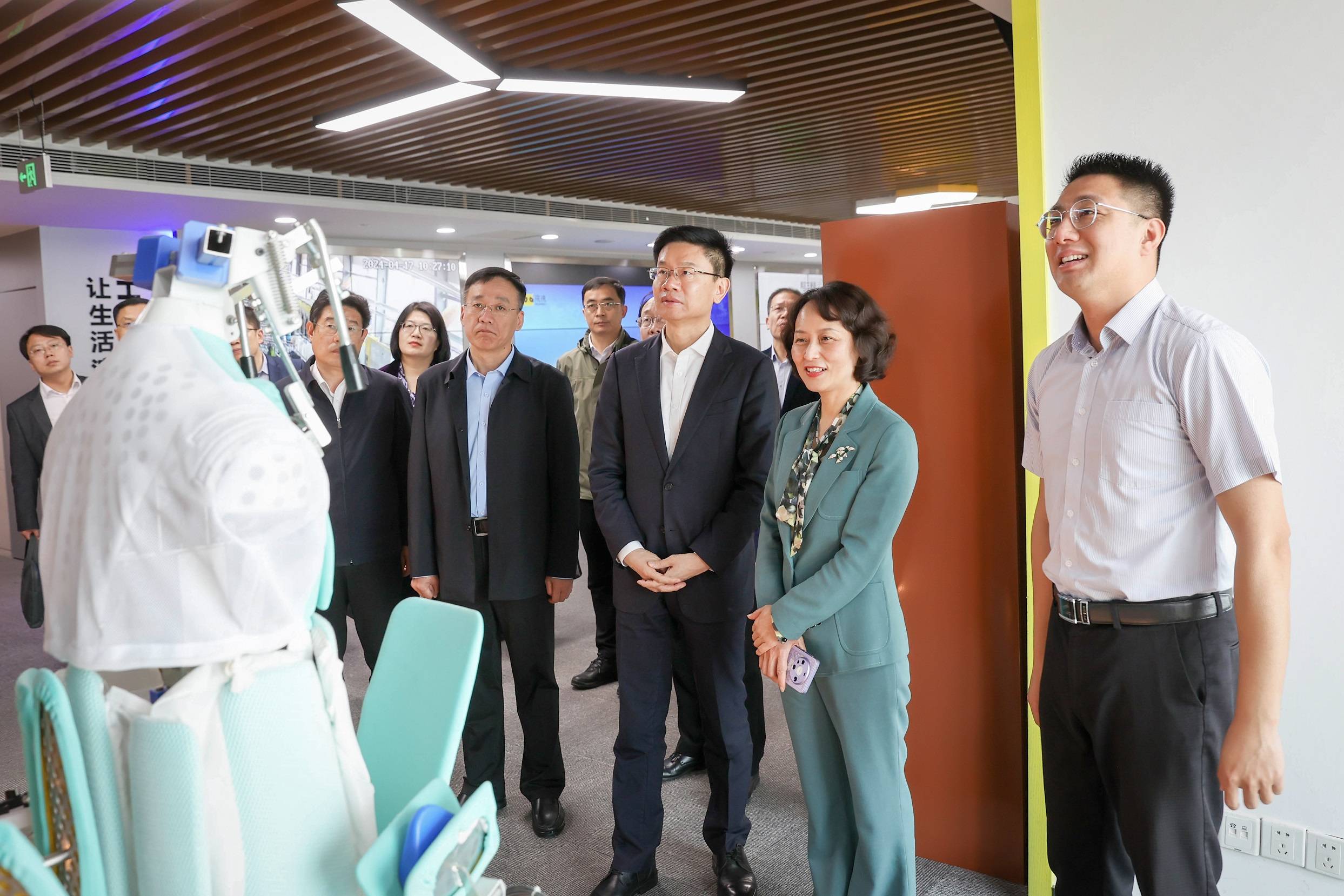日照市委书记市人大常委会主任李在武陪同相关领导参观浣洗