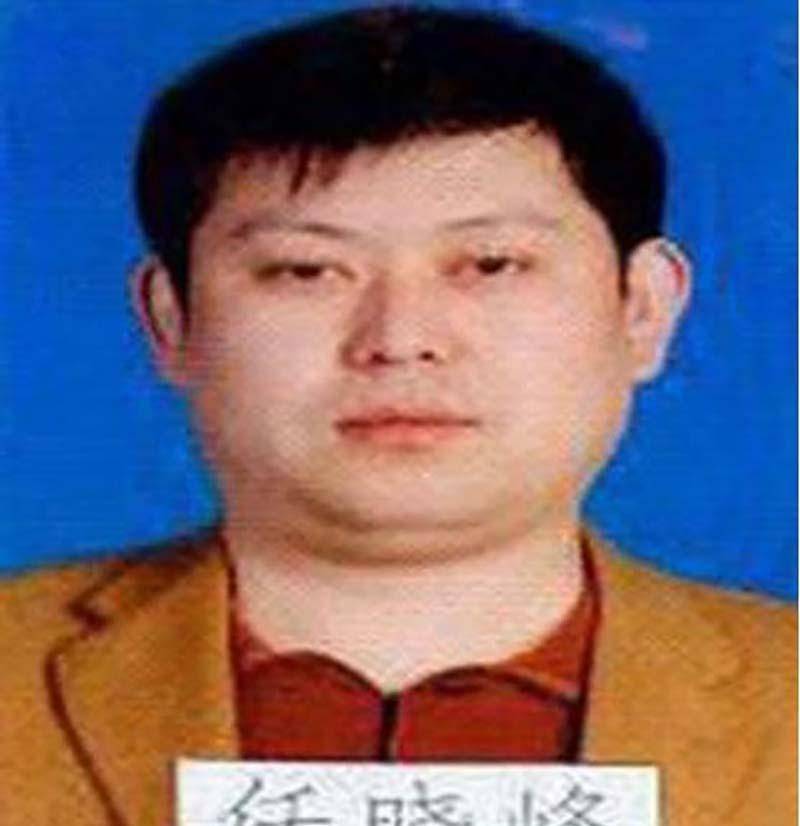 先是装束,不能穿自己最后在银行上班的衣服,任晓峰在地摊上给自己买了