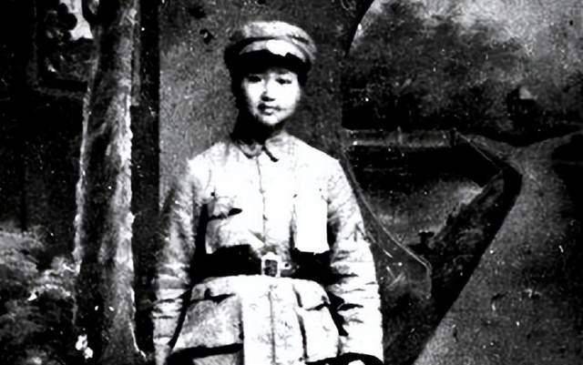 这些女战士是广州起义唯一的女兵班,班长叫游曦,她牺牲时才19岁.