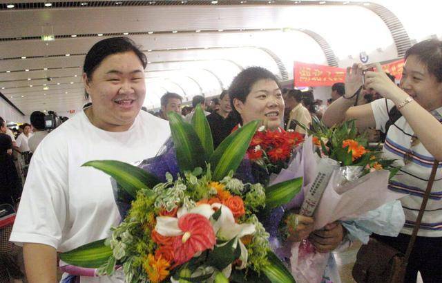 17年前,她拼死一举夺得奥运冠军,奖励200万,却因500元差点辍学_唐功红