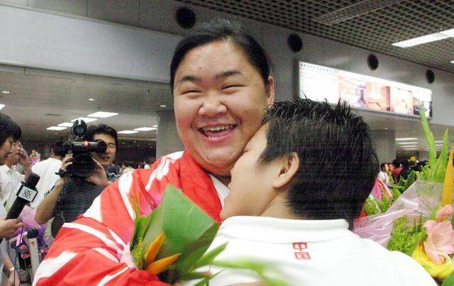 17年前,她拼死一举夺得奥运冠军,奖励200万,却因500元差点辍学_唐功红