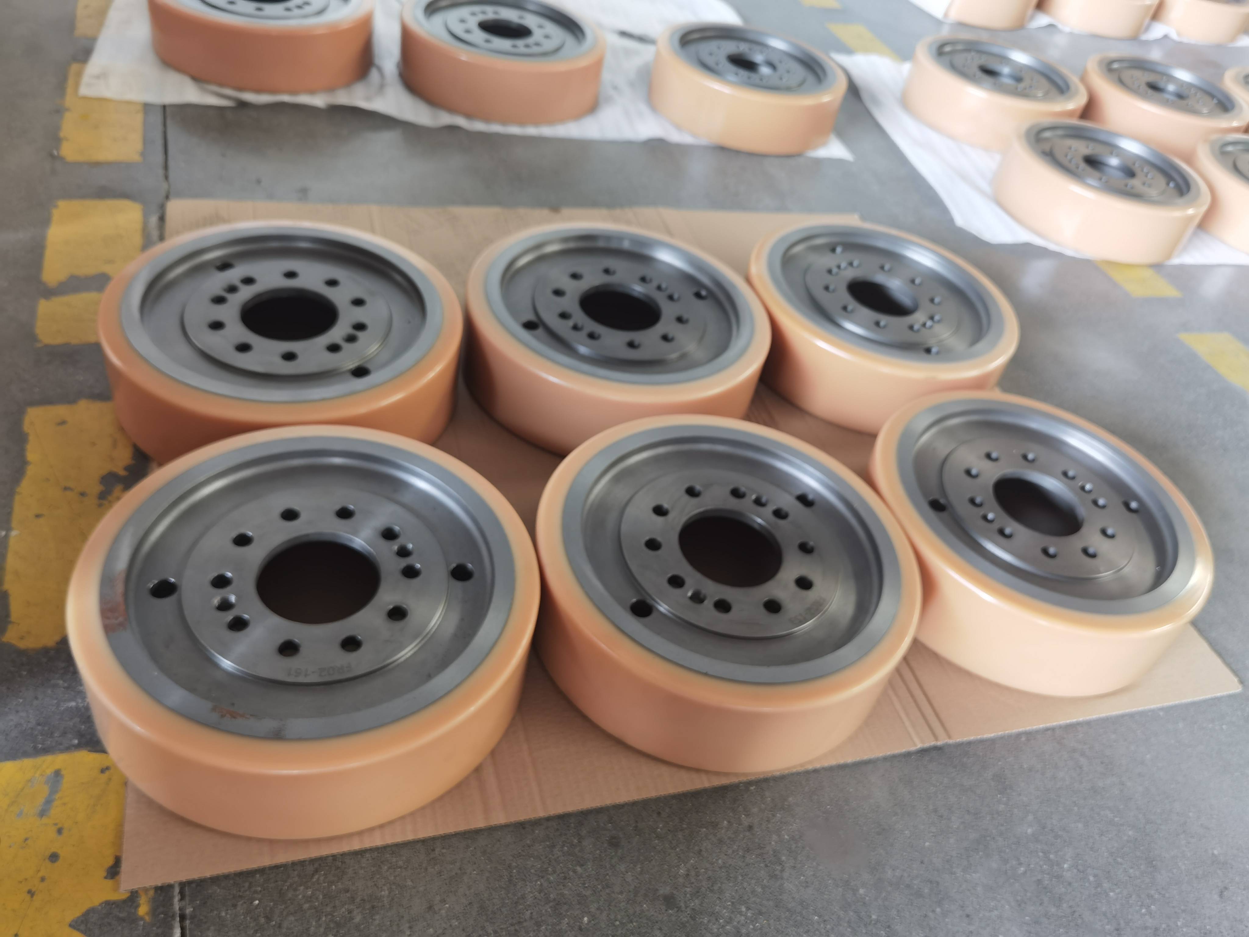 固化与修整:对包胶后的驱动轮进行固化处理,使聚氨