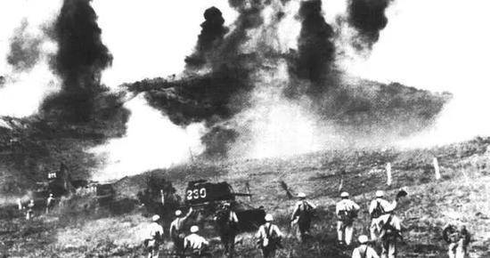 一度沉寂的山谷仿佛大爆炸一般,枪炮声震天撼地.