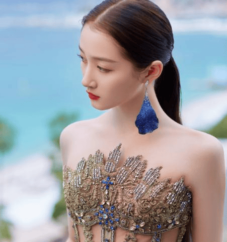 关晓彤真人长这样?当看到央视"照妖镜"中的她,难怪鹿晗稀罕