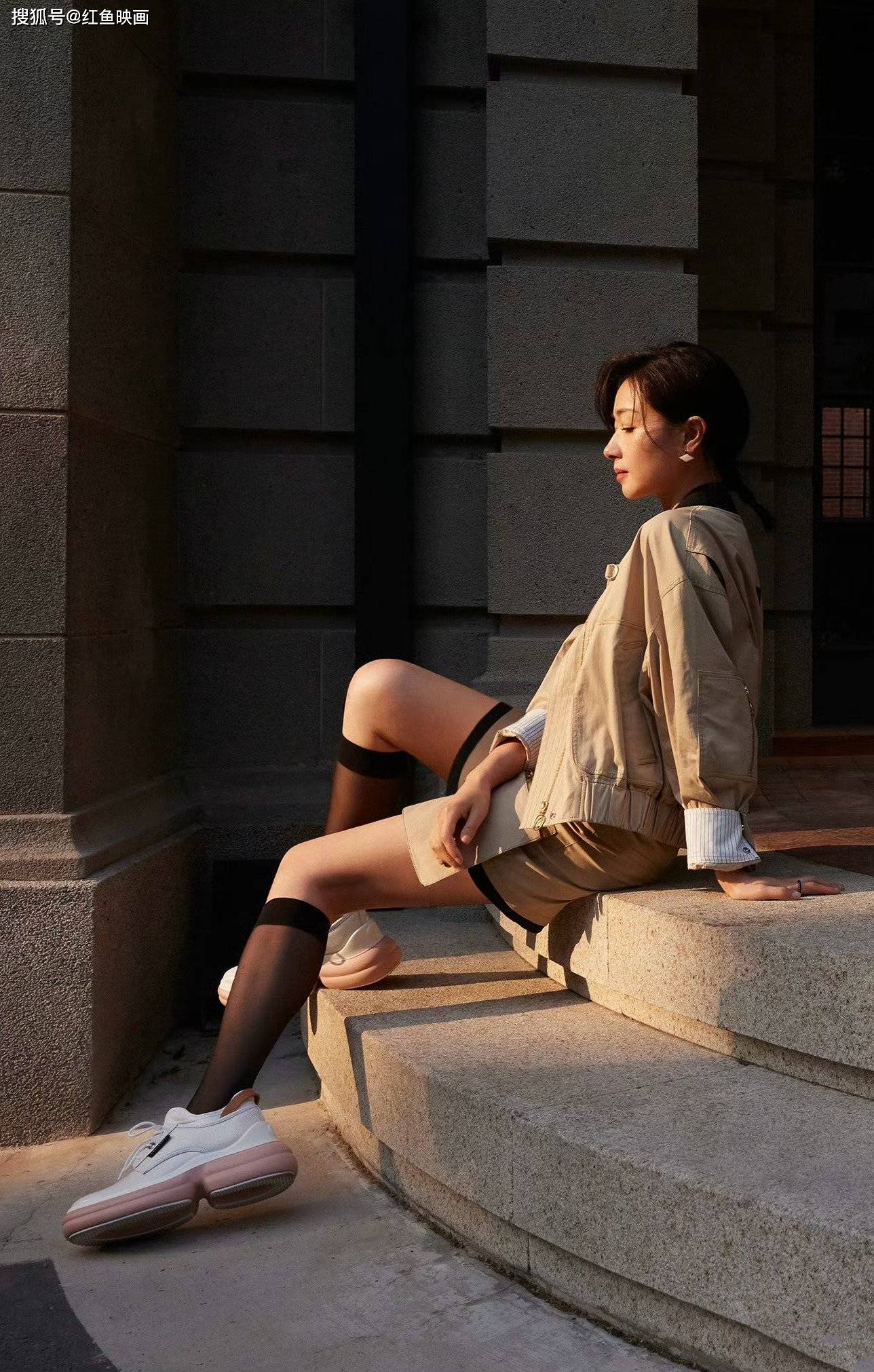 万茜 早春穿搭黑色丝袜卡其色套装,青春时尚感拉满