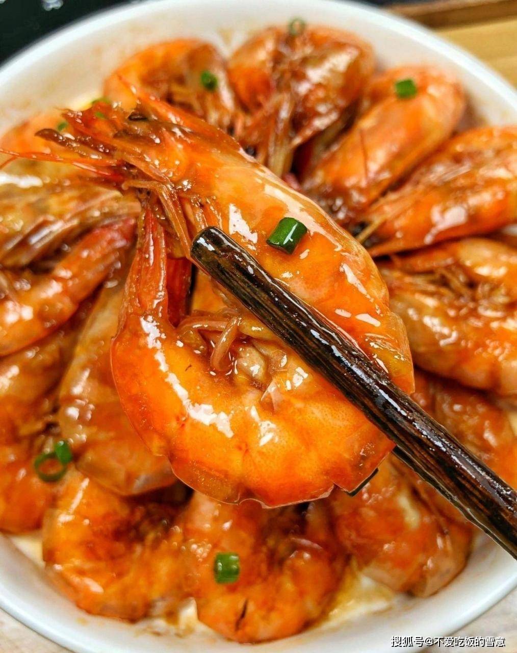 《油焖大虾:鲁菜经典,鲜美传承》