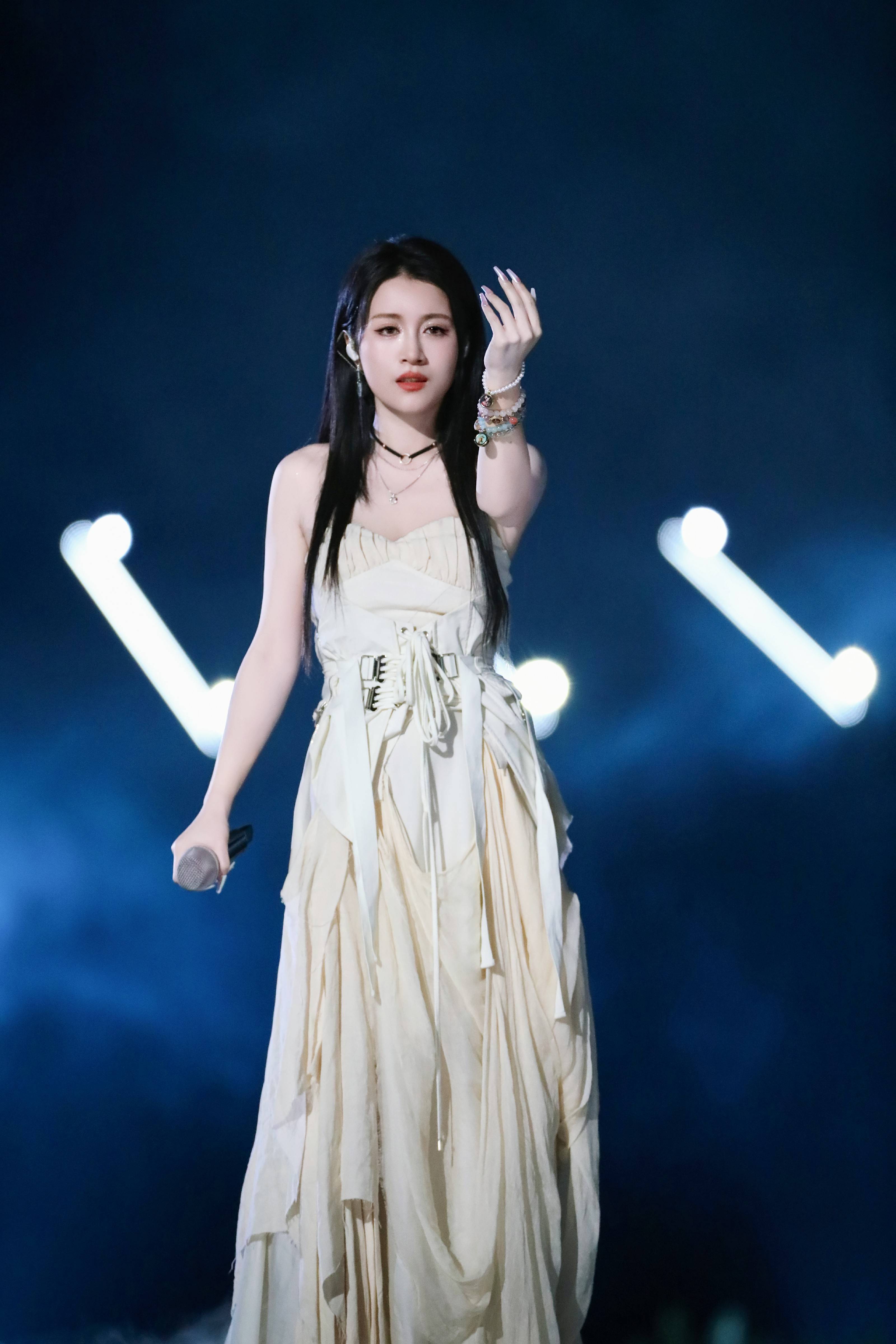 李嘉格浪姐舞台又稳又好听时隔五年再登台依旧亮眼-搜狐大视野-搜狐新闻