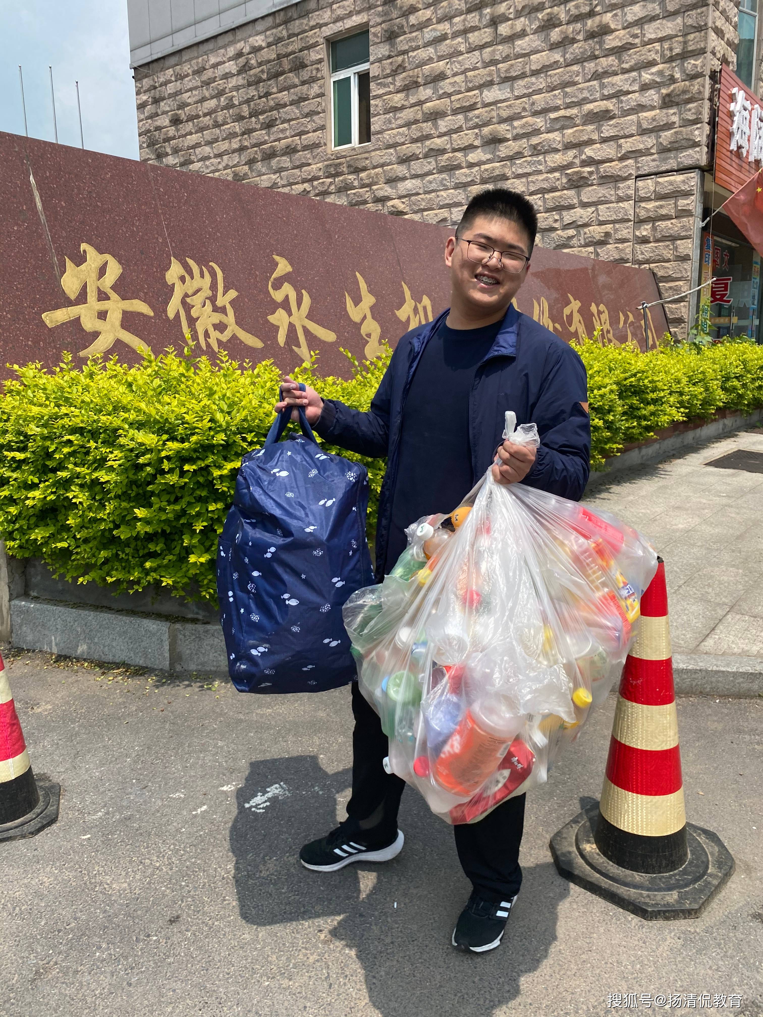 点滴善举 回馈社会——合肥融通高中生捡垃圾瓶捐赠"雨花斋"公益餐厅