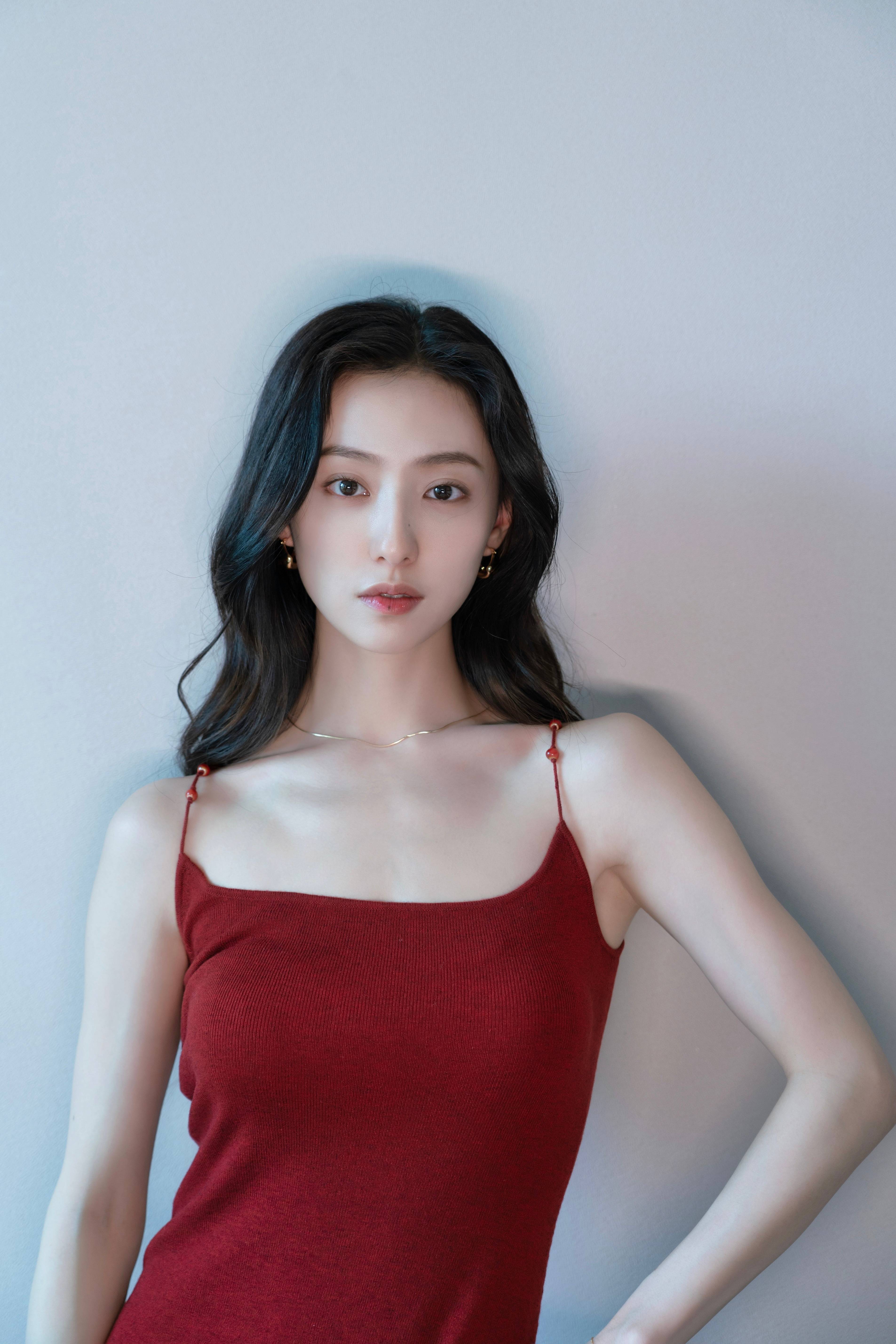 胡连馨穿红色吊带性感美艳 一头卷发大气明媚-搜狐大视野-搜狐新闻