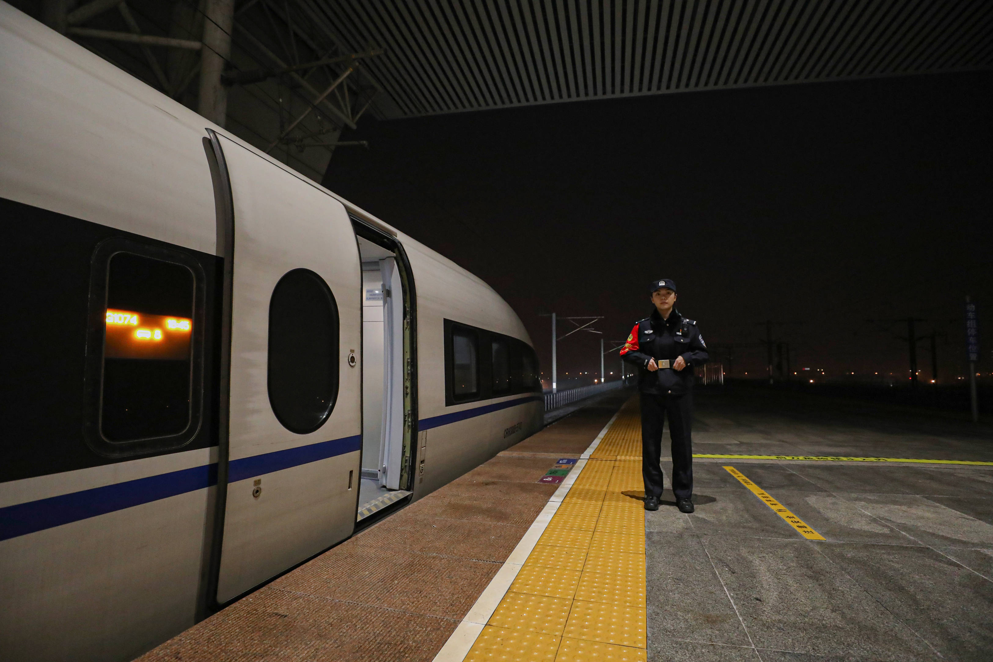 刘婉怡:乘警"小白"的"华丽蜕变"_列车_北京南站_车厢