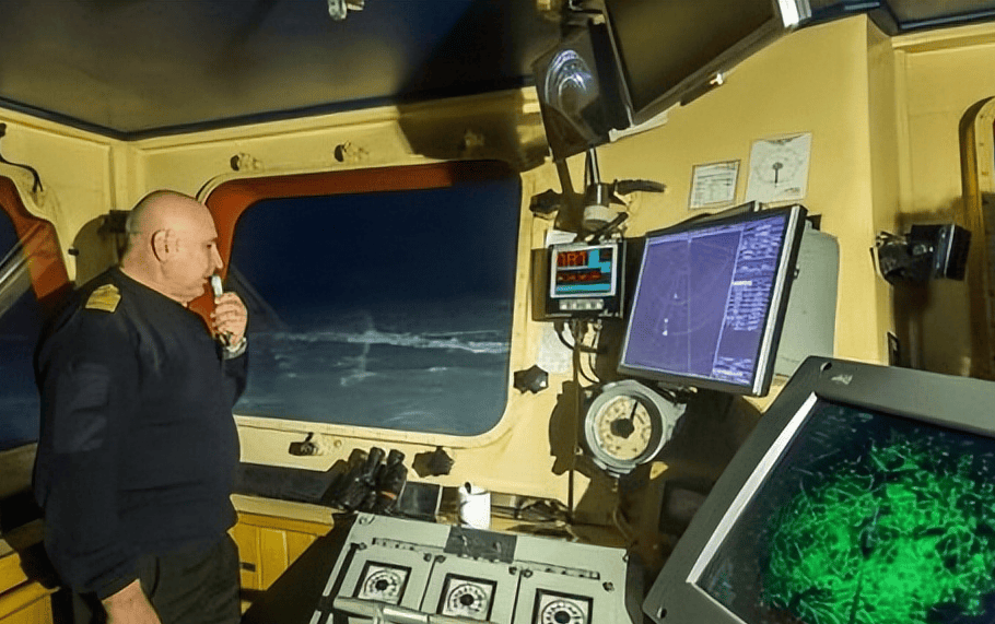 在环境昏暗的驾驶室,靠着雷达闪动的提示信息,船员与驾驶人员们也就