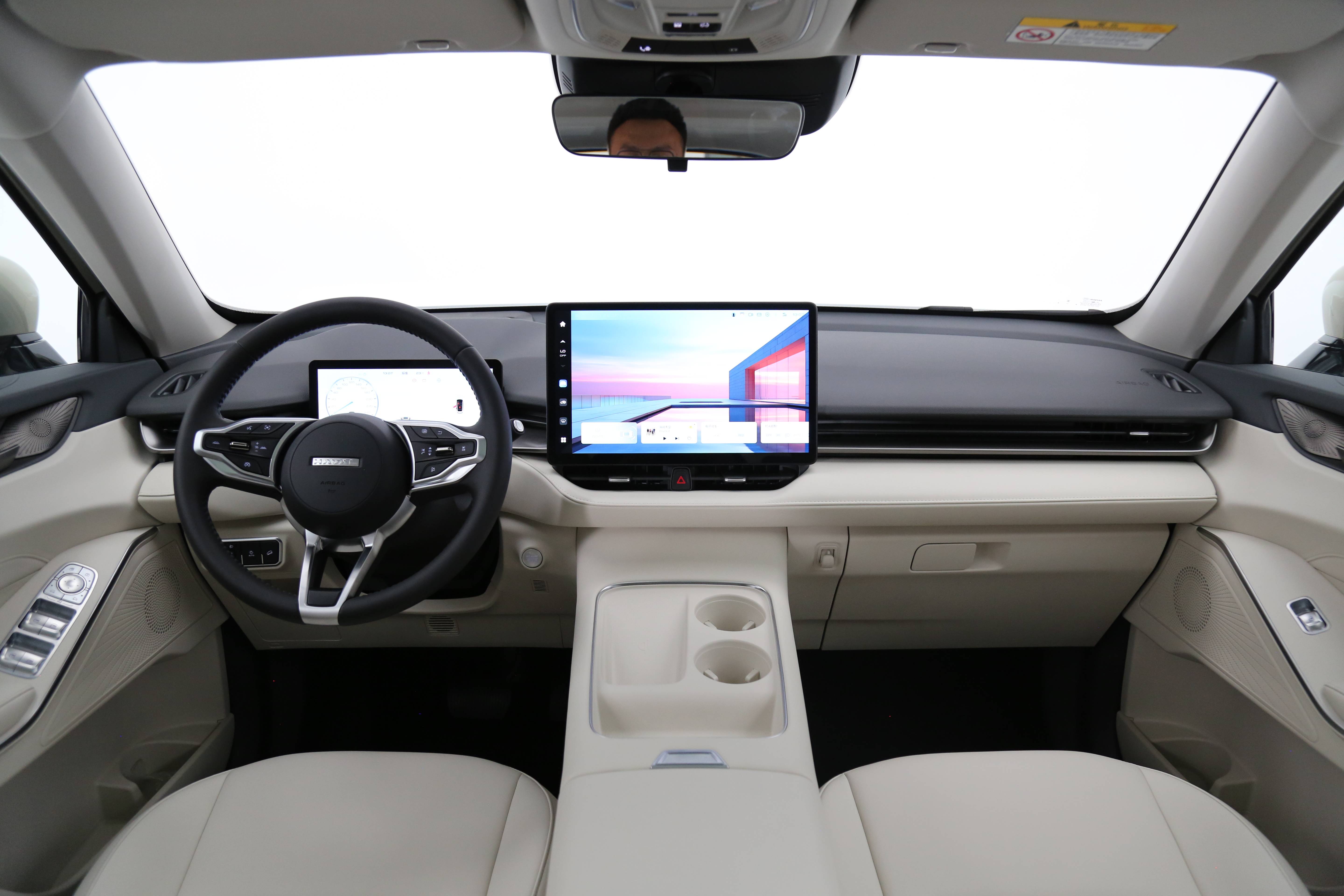 新一代哈弗h6内饰以自然色调为主,如米白,灰墨等,营造出宁静,淡雅的