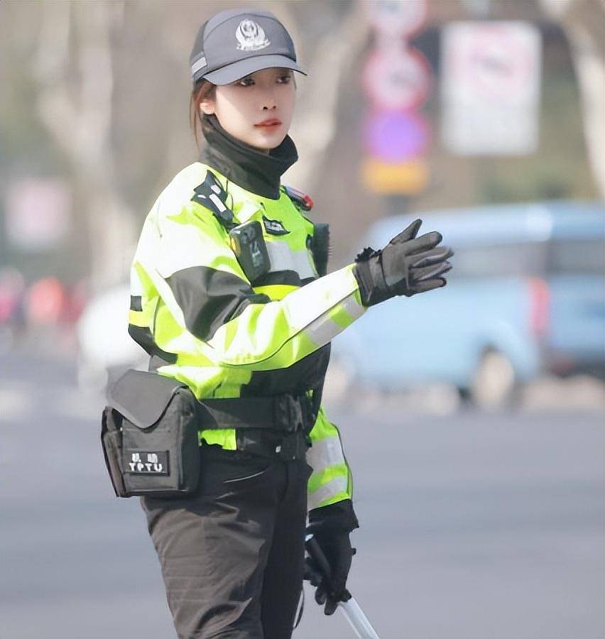 漂亮的女交警图片