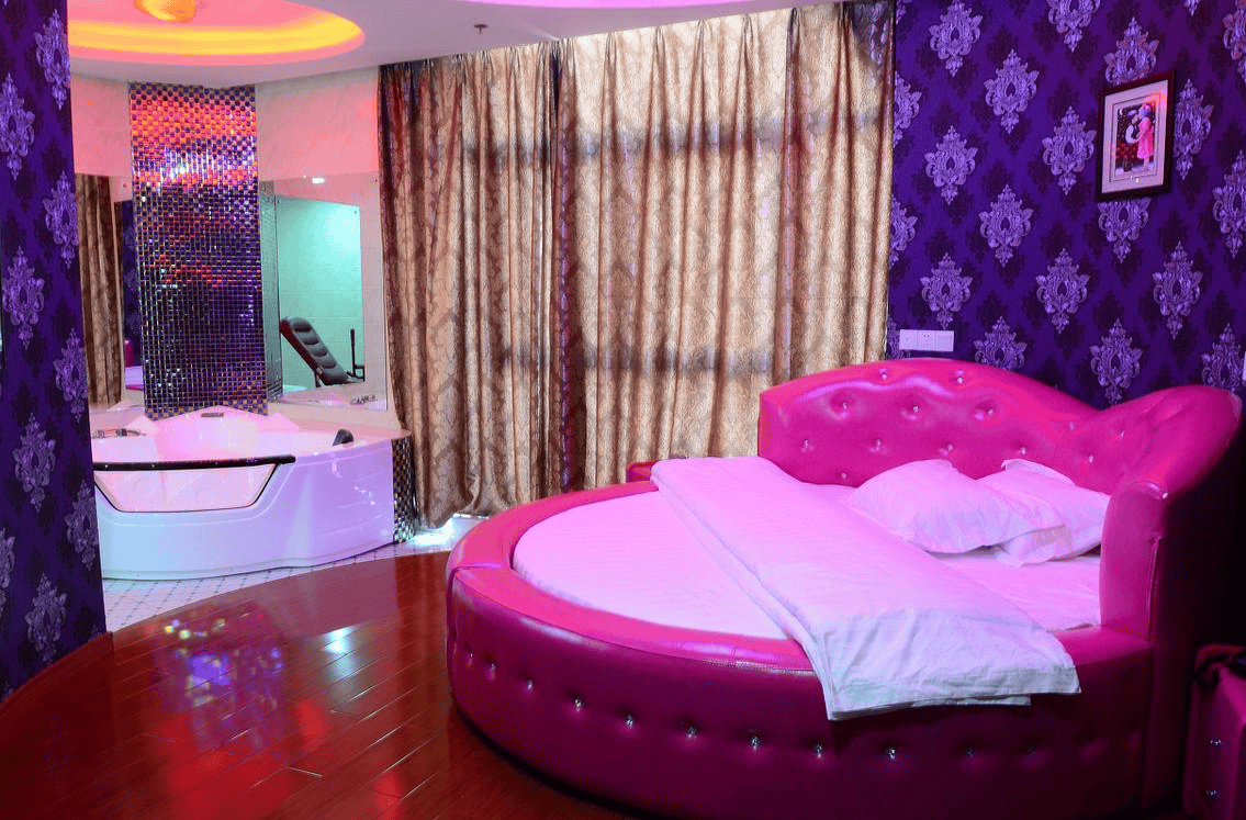 所以,情侣酒店为了突出浪漫的特点,会故意使