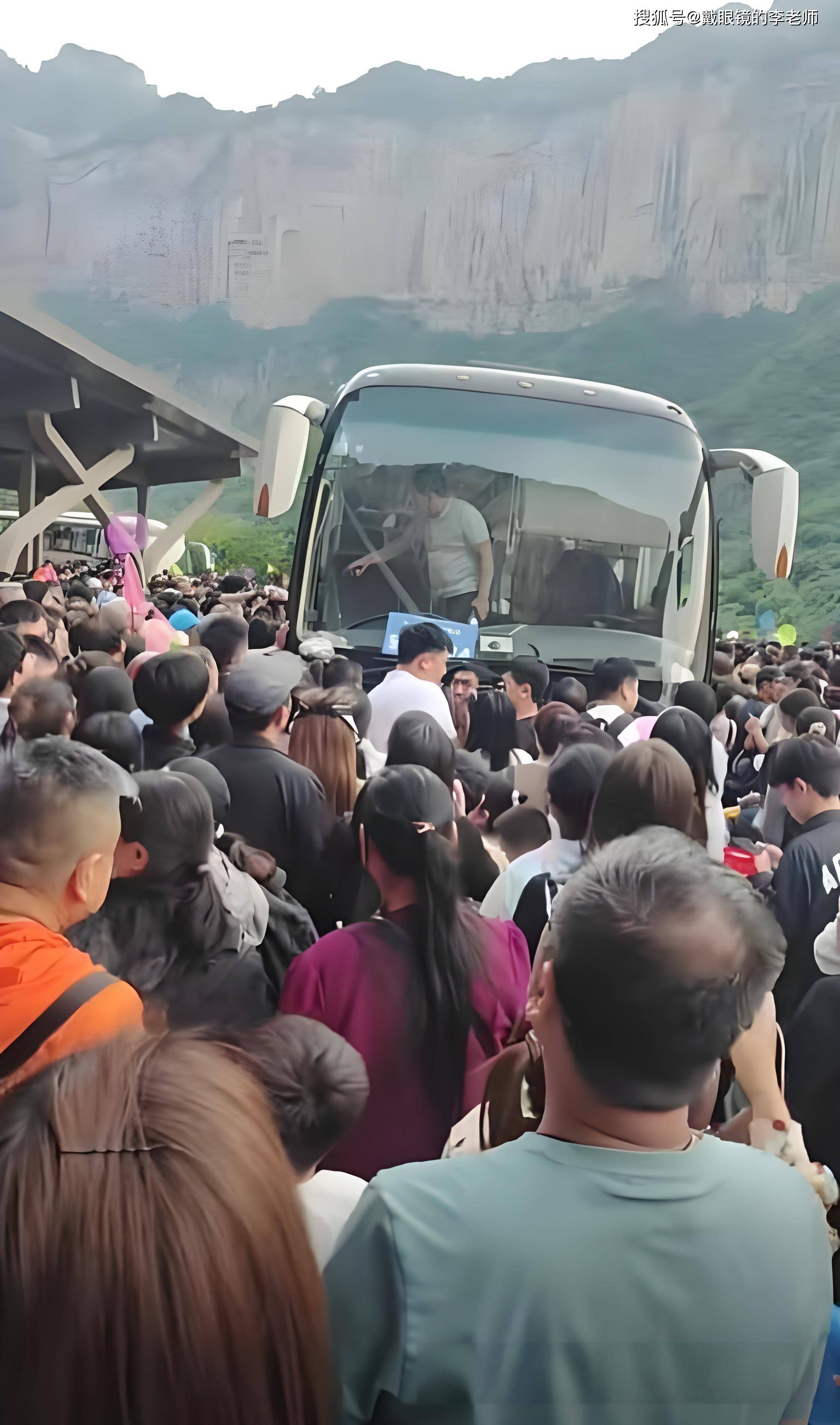 观天下:河南新乡宝泉旅游区游客滞留,徒步十几公里山路只为下山