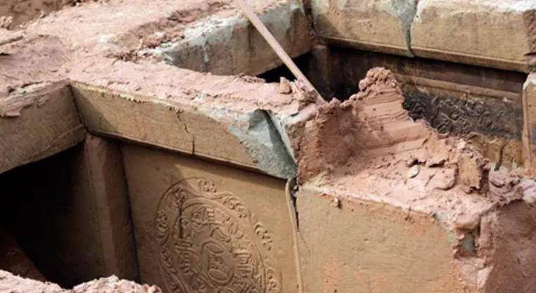 2005年,南京出土"铁链悬棺"古墓,墓主"特殊身份"成揭秘关键