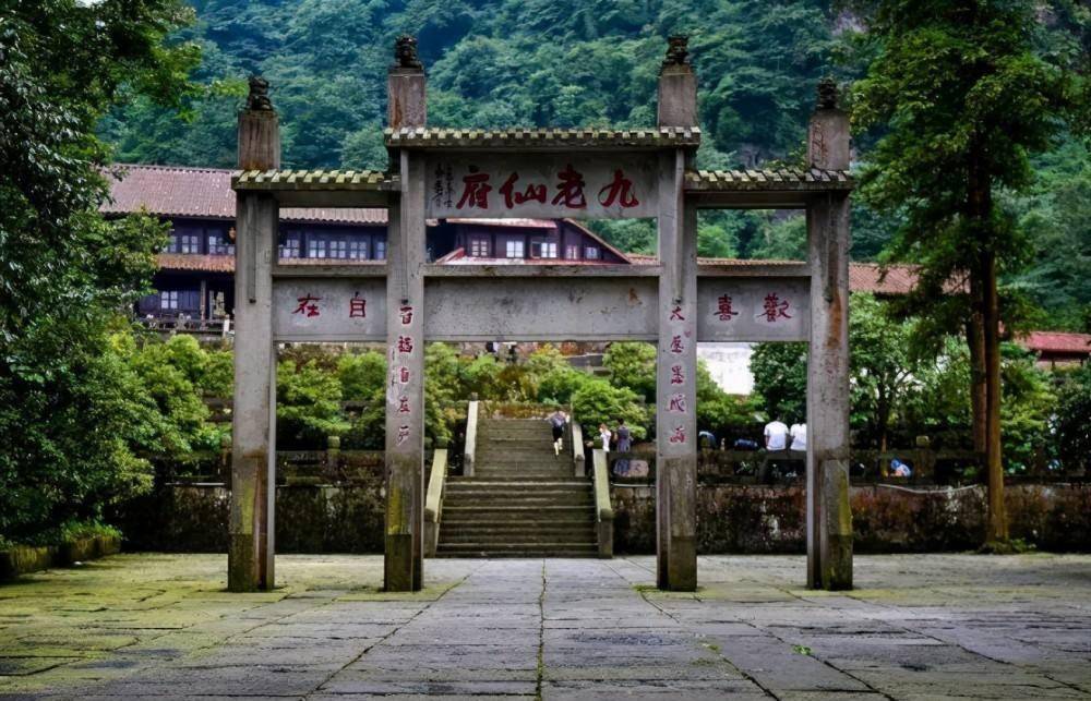 峨眉九老洞为何频频有人失踪?为查明真相,"中国飞人"勇闯诡洞