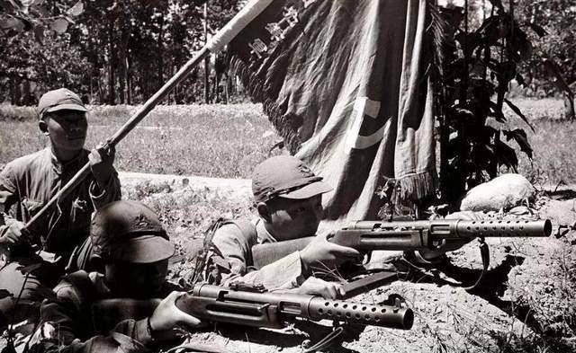 为什么说《亮剑》中楚云飞的卫队,用汤姆逊冲锋枪更合适?