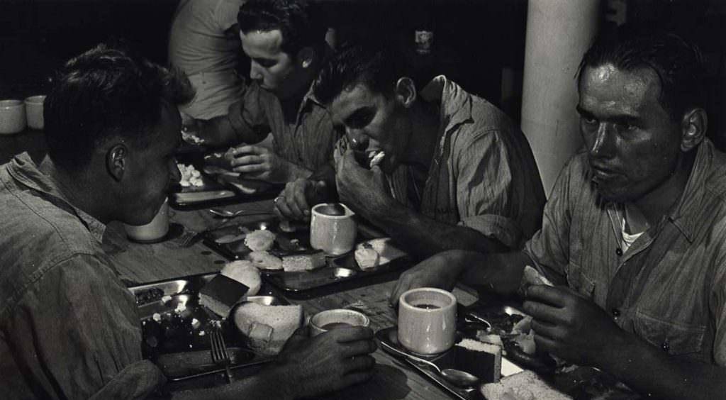 旧影拾记:1943年,美国大兵在约克顿号航空母舰上的罕见真实生活照